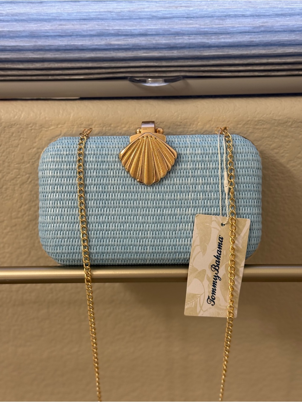 Tommy Bahama Light Blue Woven Shell Clutch with Gold Chain NWT - Picture 4 of 12